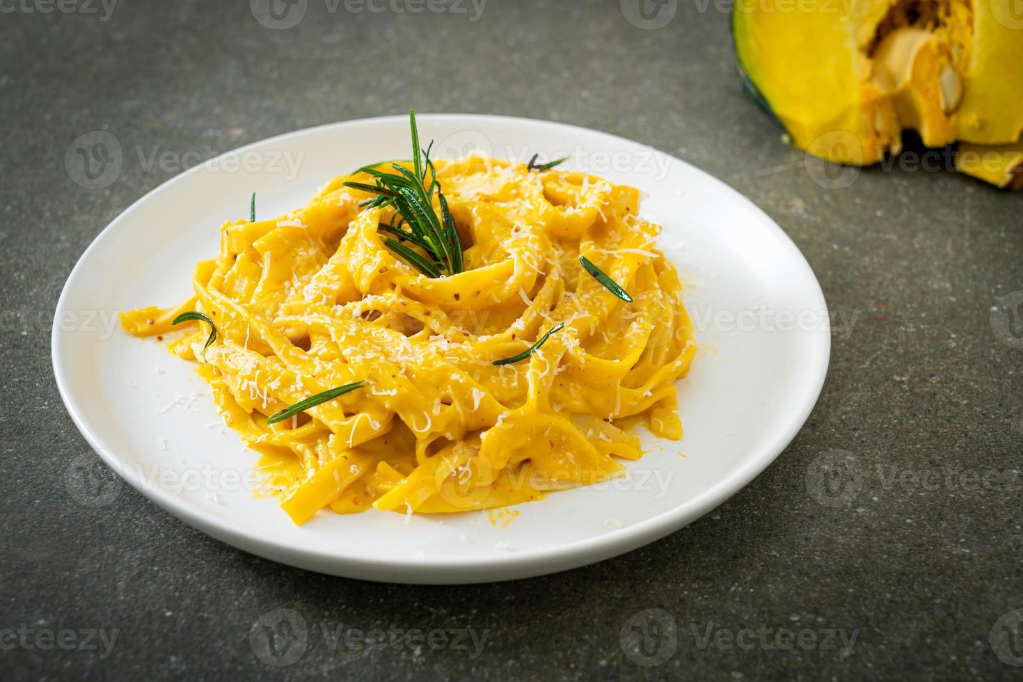 pasta fettuccine con salsa cremosa de calabaza butternut foto