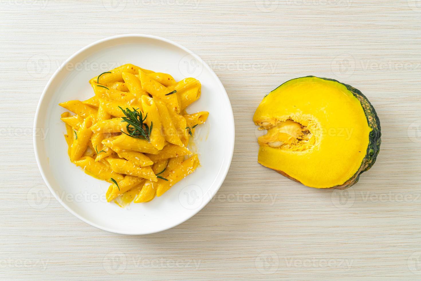 pasta penne con salsa cremosa de calabaza moscada foto