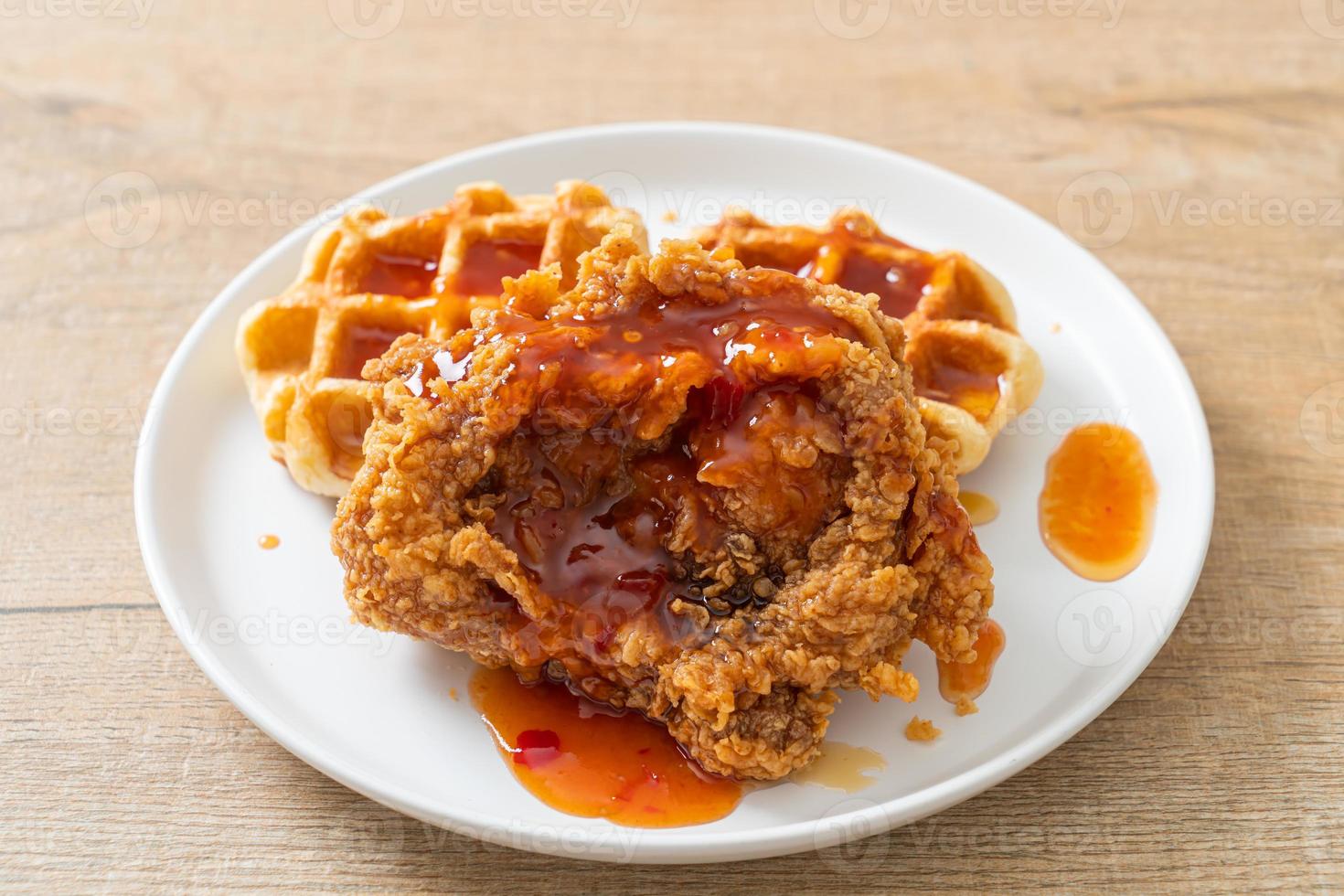 pollo frito con waffle y salsa picante foto