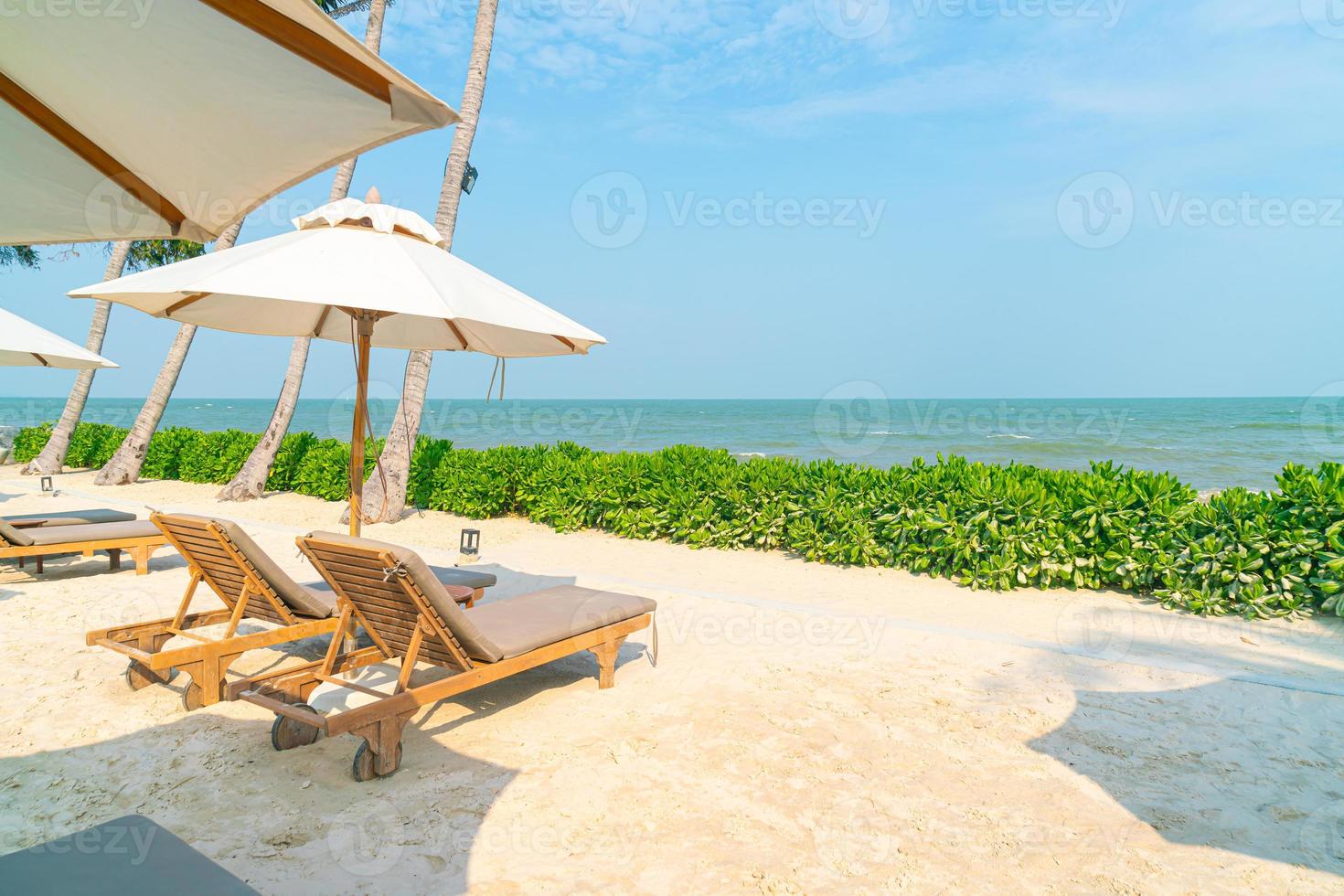 sombrilla con silla de playa y fondo de mar océano foto