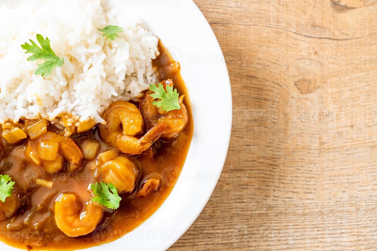 camarones al curry sobre arroz foto