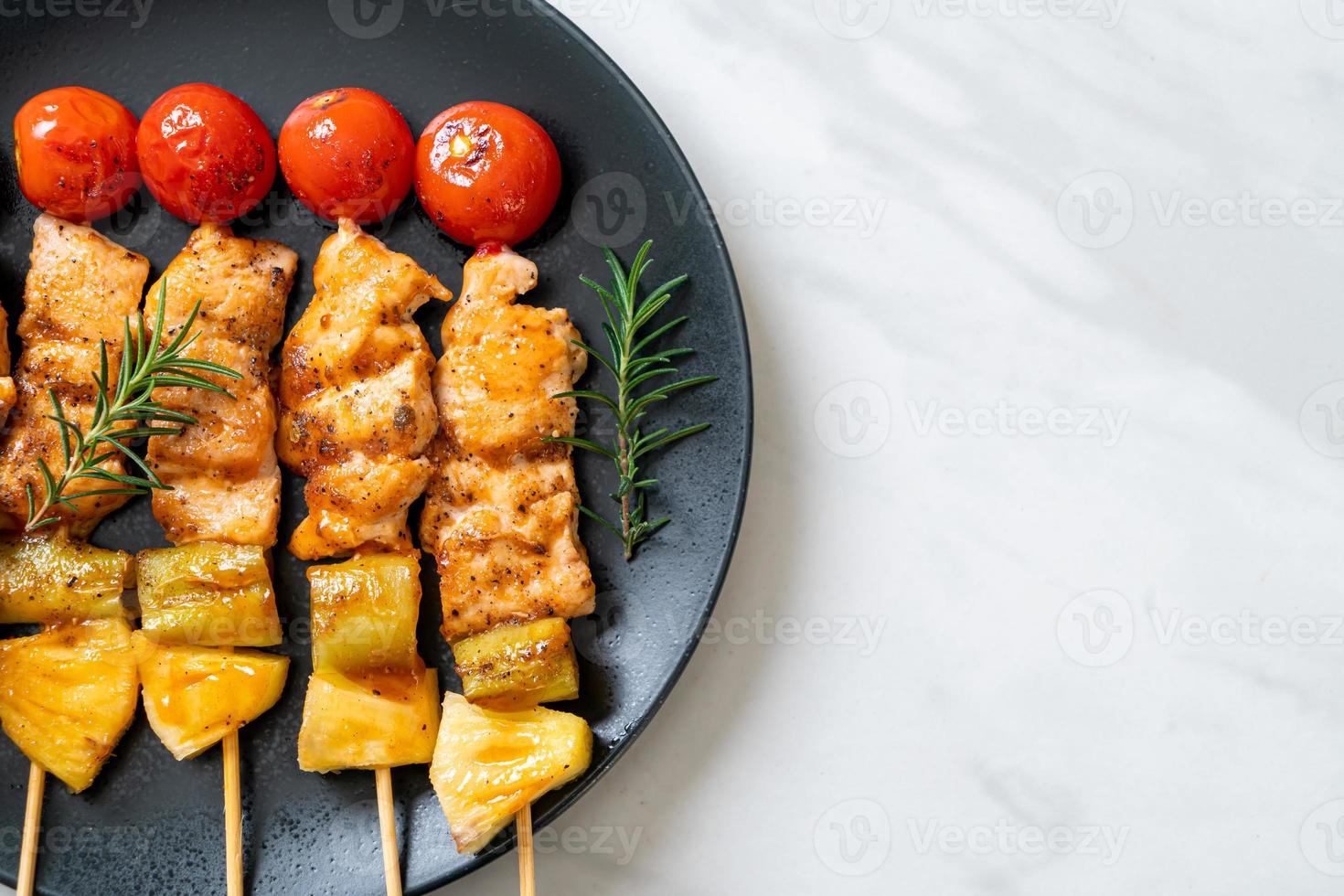 brocheta de pollo a la parrilla foto