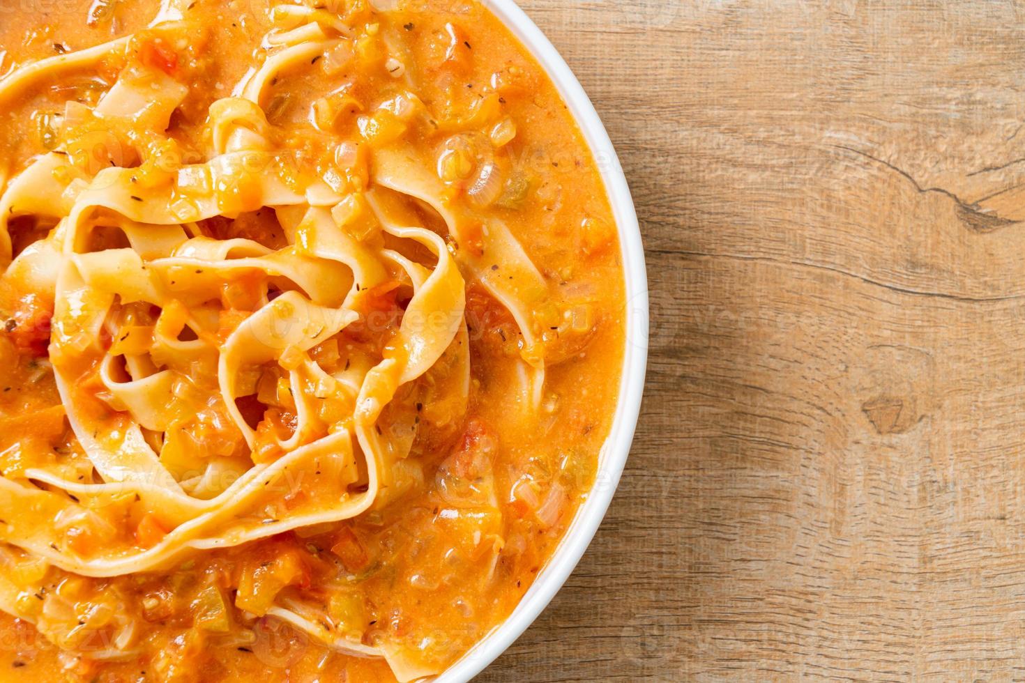 pasta fettuccine con salsa cremosa de tomate foto