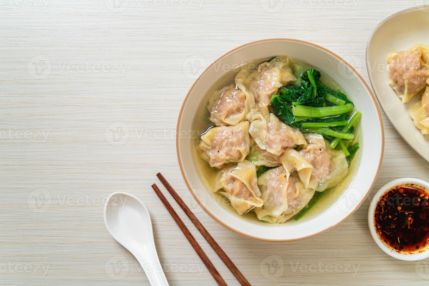 sopa de wonton de cerdo o sopa de albóndigas de cerdo con verduras foto