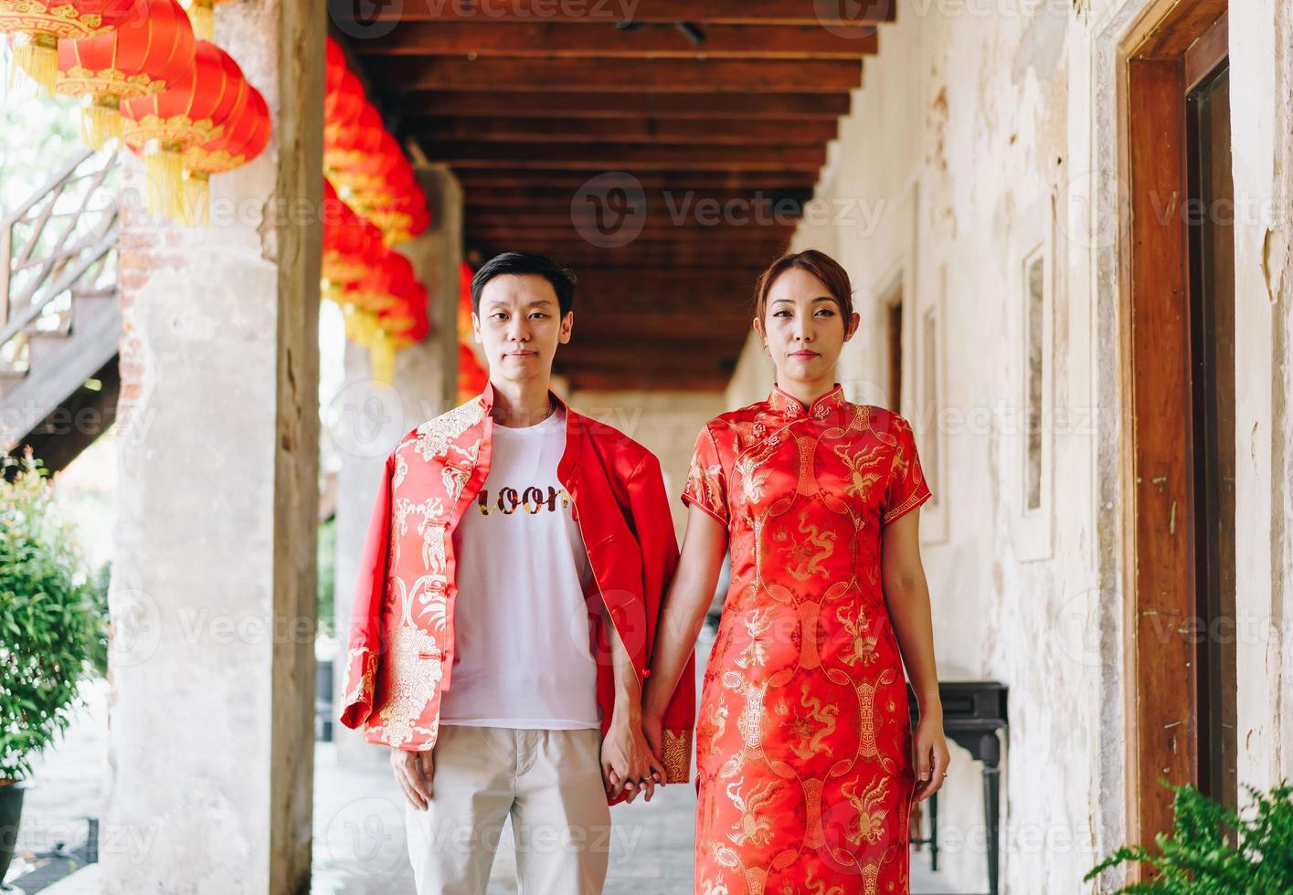 feliz joven pareja asiática en vestidos tradicionales chinos foto