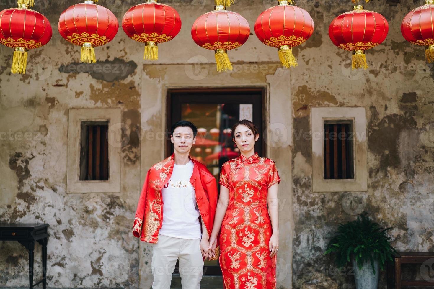 feliz joven pareja asiática en vestidos tradicionales chinos foto