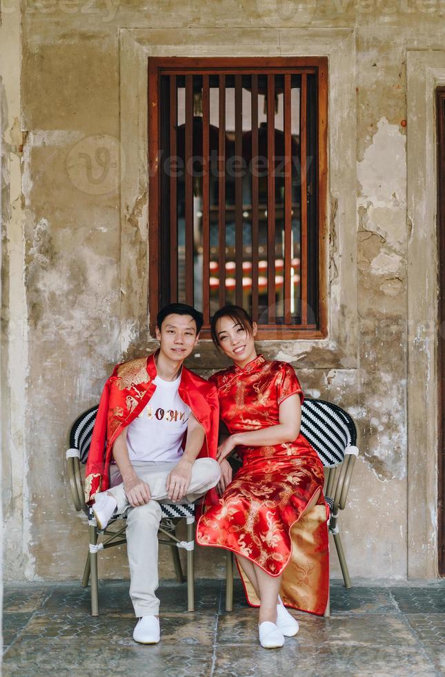 feliz joven pareja asiática en vestidos tradicionales chinos foto