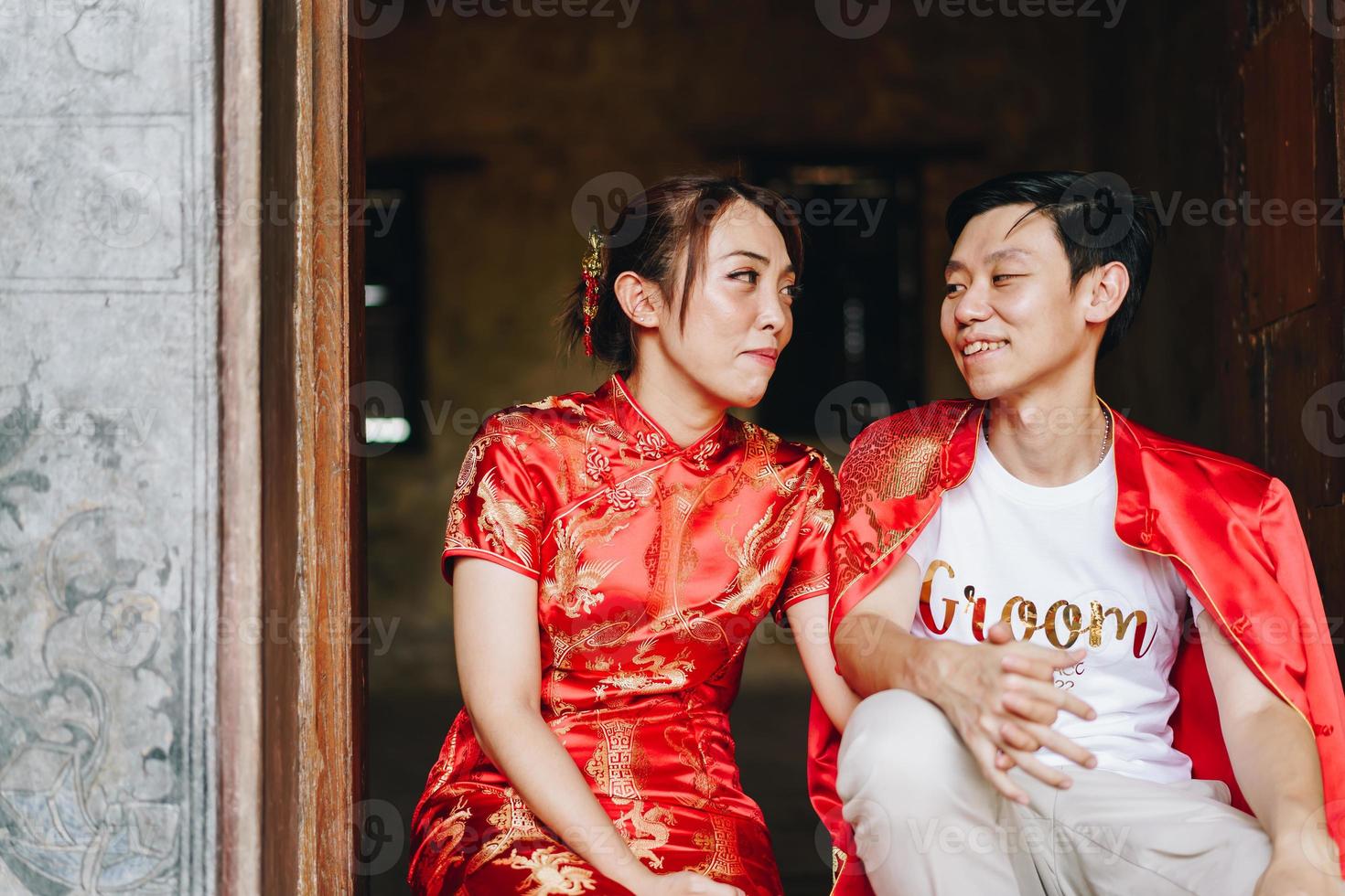 feliz joven pareja asiática en vestidos tradicionales chinos foto