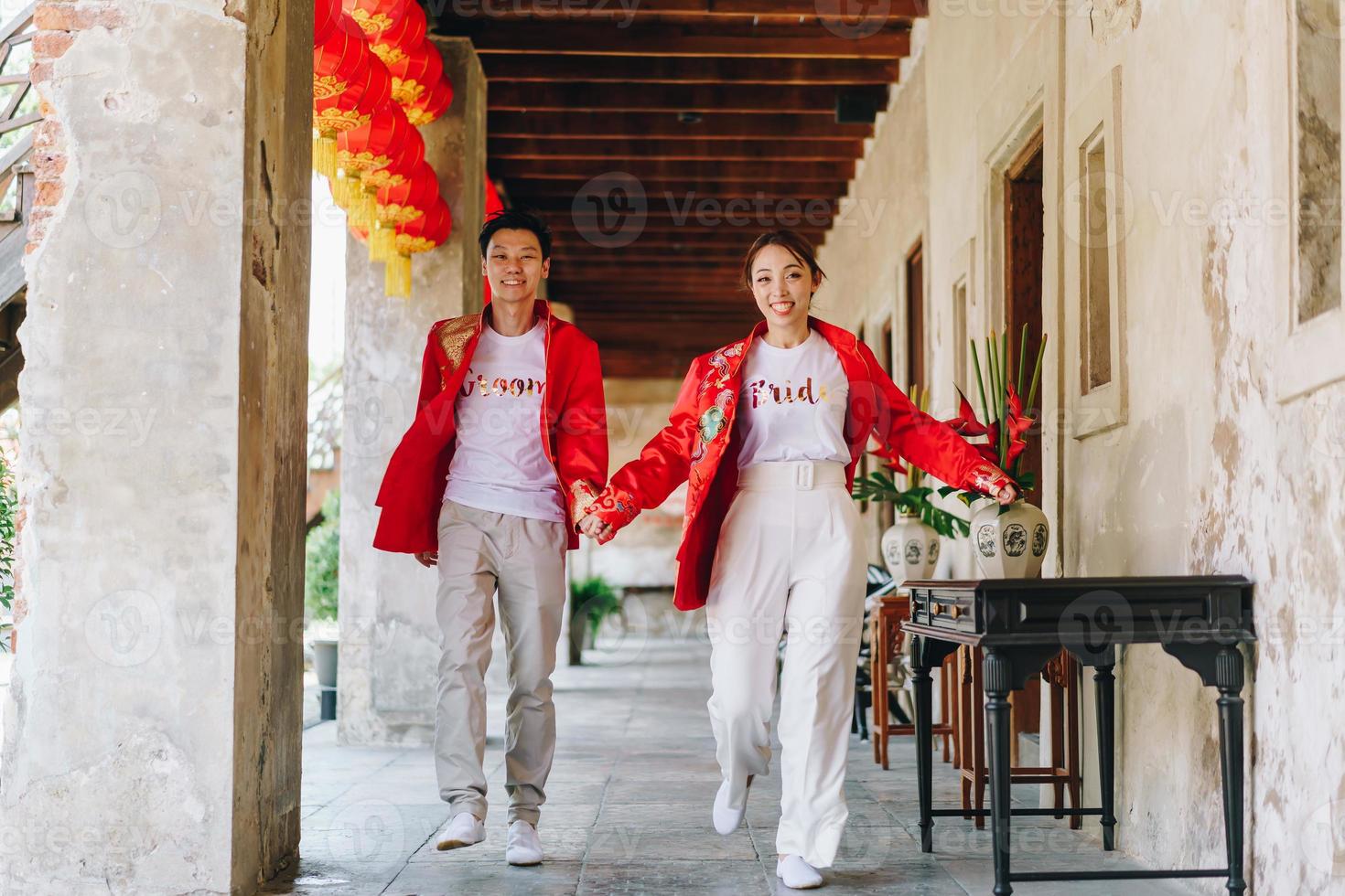 feliz joven pareja asiática en vestidos tradicionales chinos foto