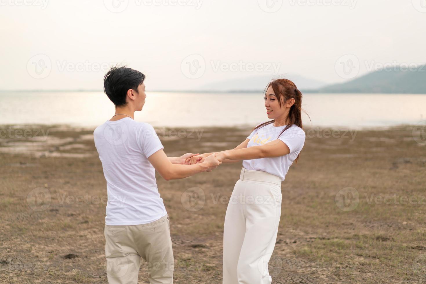 feliz joven pareja asiática en camiseta de novia y novio foto