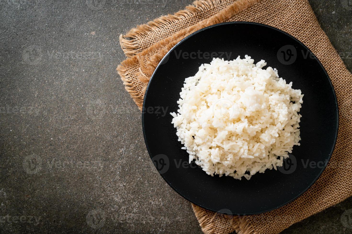 arroz cocido en un plato foto