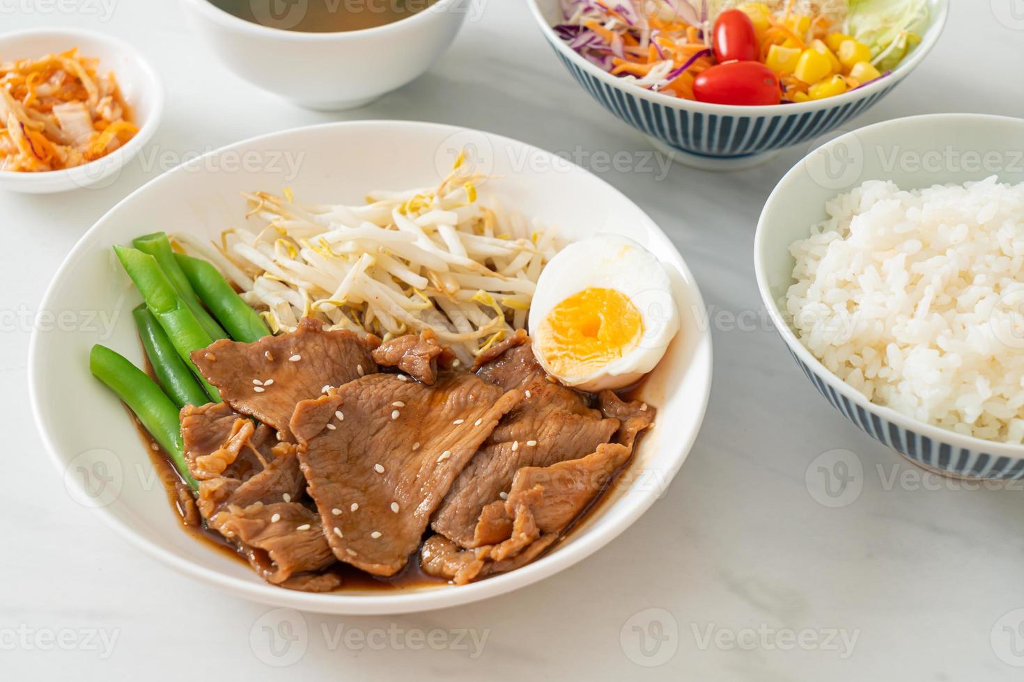 salteado de cerdo teriyaki con semillas de sésamo, brotes de frijol mungo, huevo cocido y arroz foto