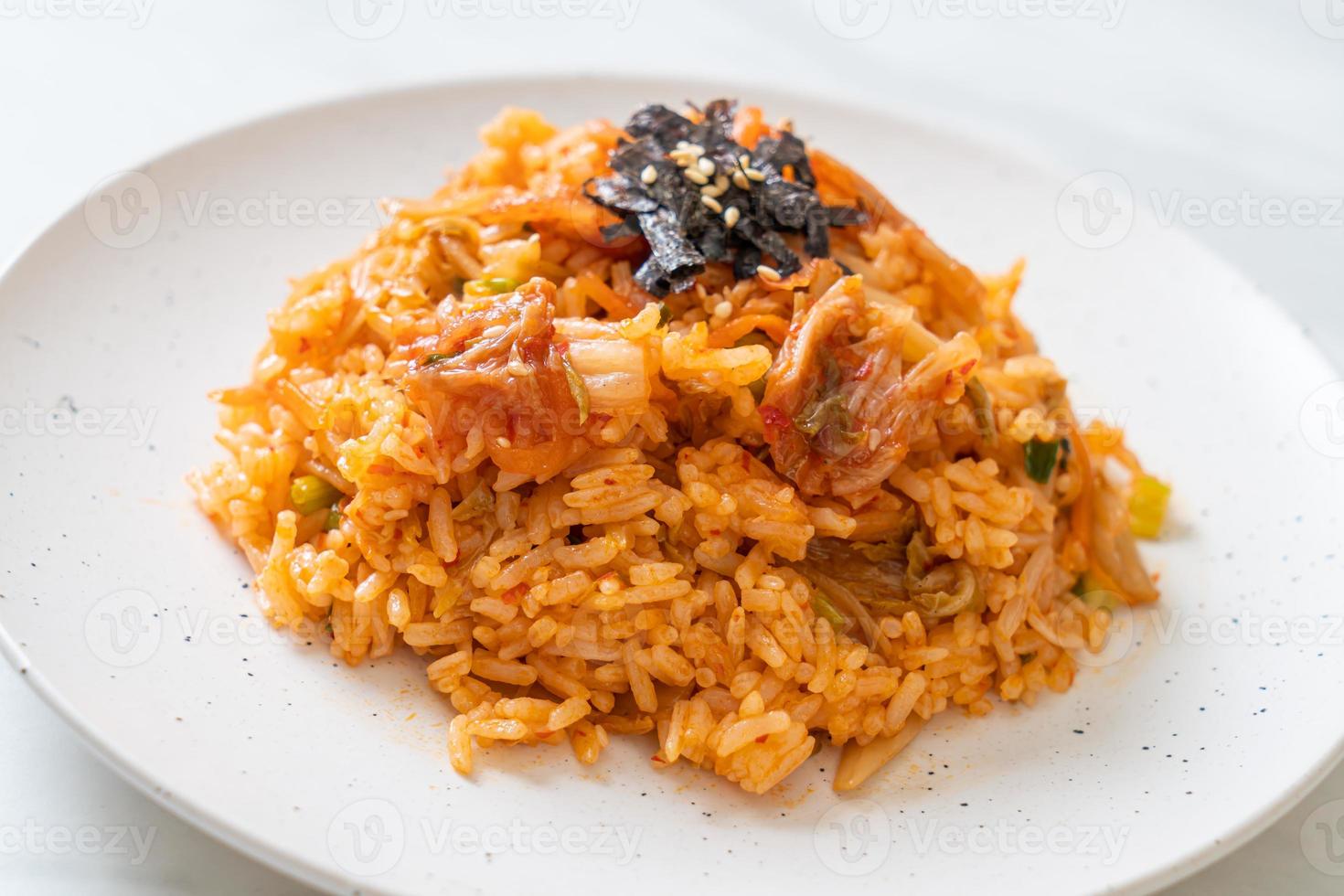 arroz frito con kimchi con algas y sésamo blanco foto