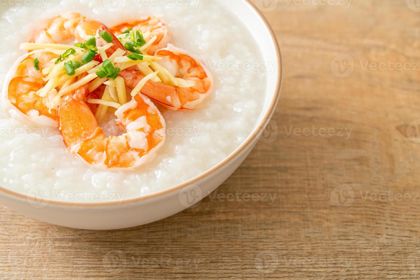 congee con camarones y jengibre fresco foto