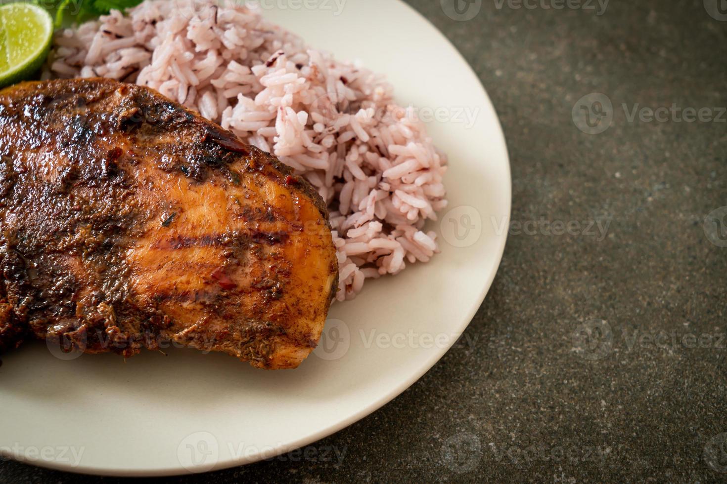 Pollo Jerk jamaicano picante a la parrilla con arroz foto