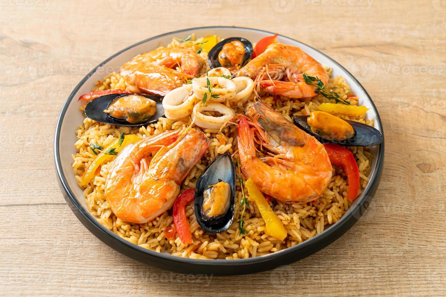 paella de marisco con gambas, almejas, mejillones sobre arroz con azafrán foto