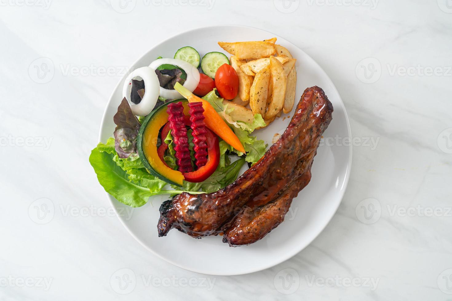 costillas de cerdo a la barbacoa con verduras foto