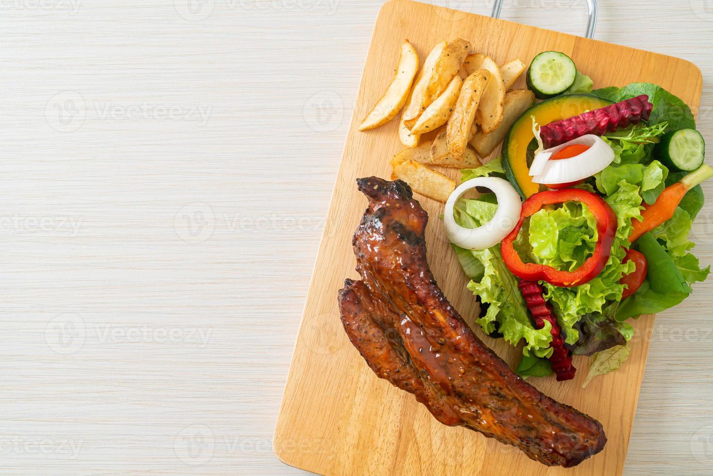 costillas de cerdo a la barbacoa con verduras foto