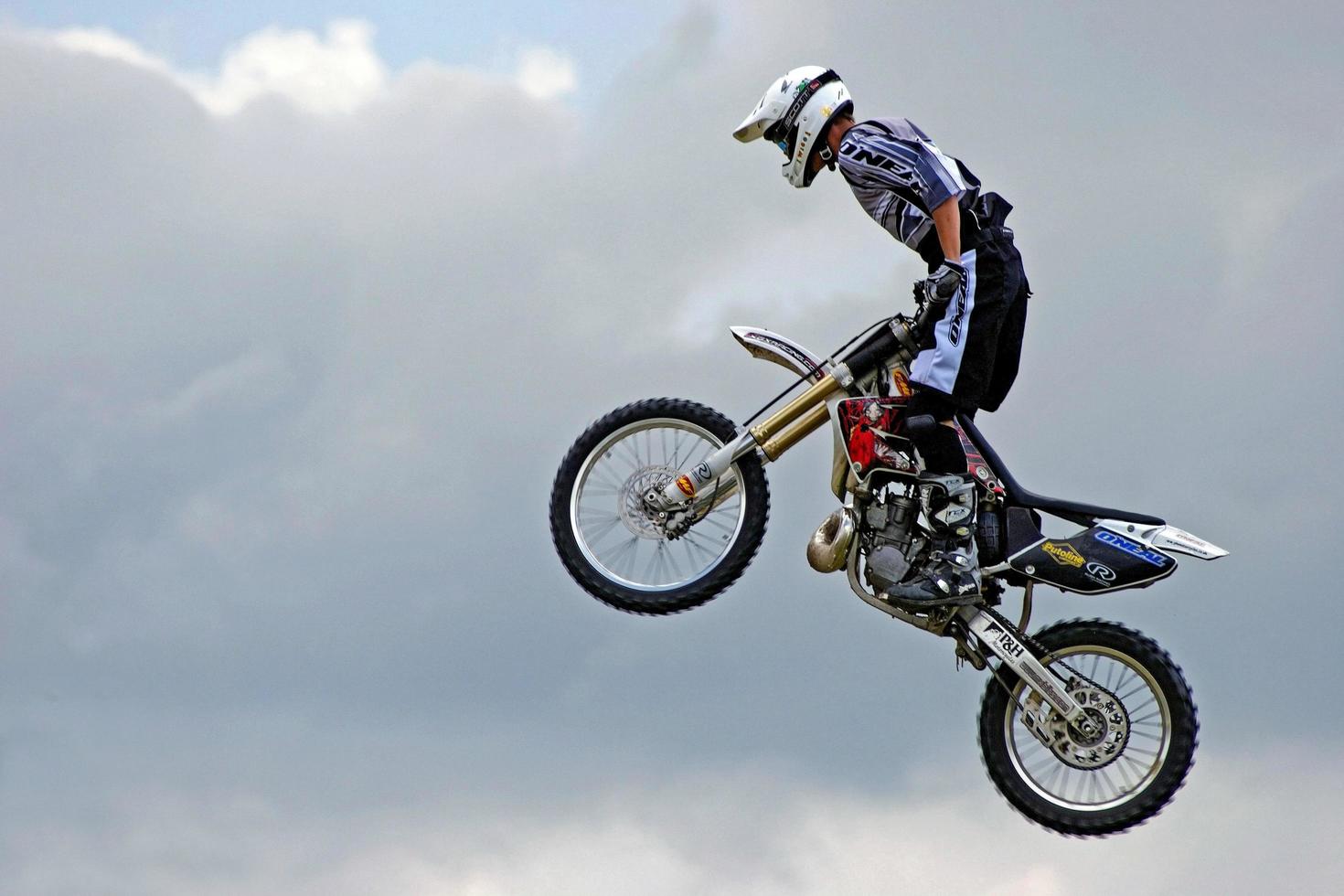 Paddock Wood, Kent, Reino Unido, 2005. Motociclista acrobático actuando en la granja de lúpulo foto