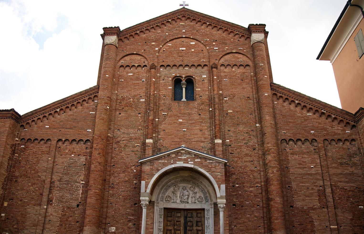 fachada de la famosa abadía medieval de nonantola, abbazia di nonantola. Módena. Italia foto
