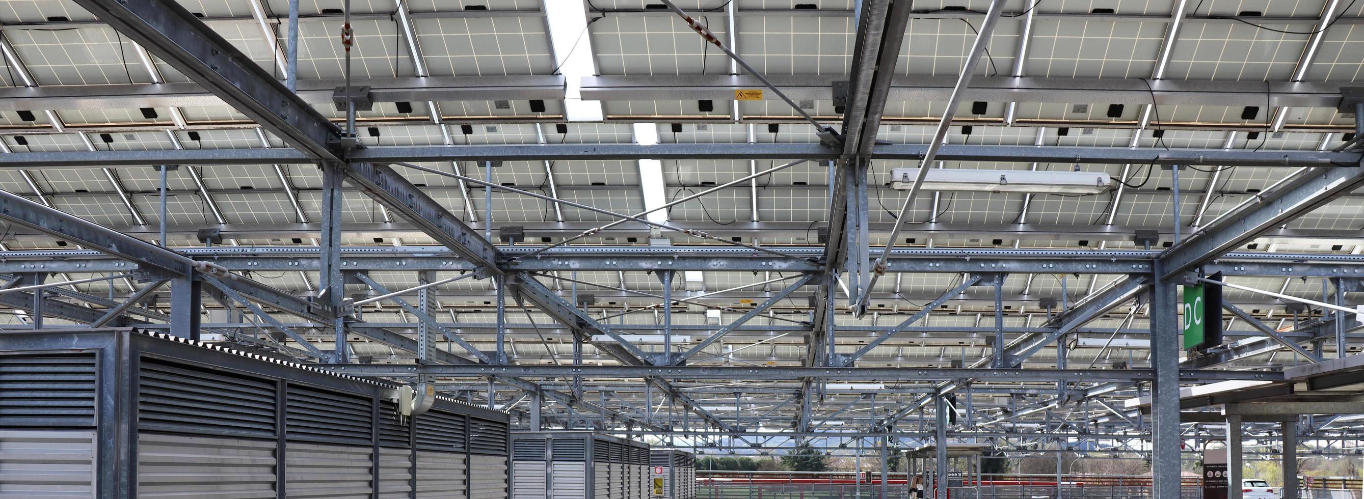 Paneles solares para la producción de energía eléctrica renovable. vista desde abajo foto