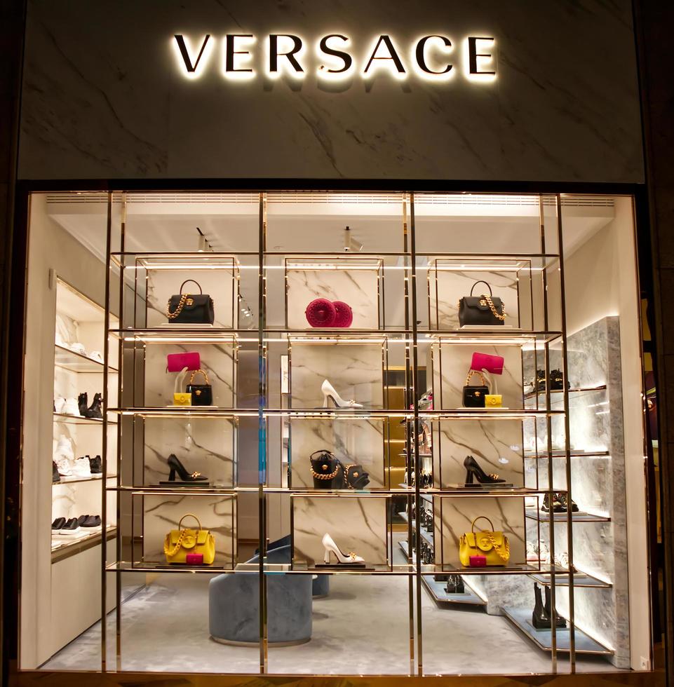 Ordelijk expeditie Mount Bank Bologna, Italy, April 16, 2022, Versace store exterior in Galleria Cavour,  famous luxury shopping center in Bologna. Italy 7444004 Stock Photo at  Vecteezy