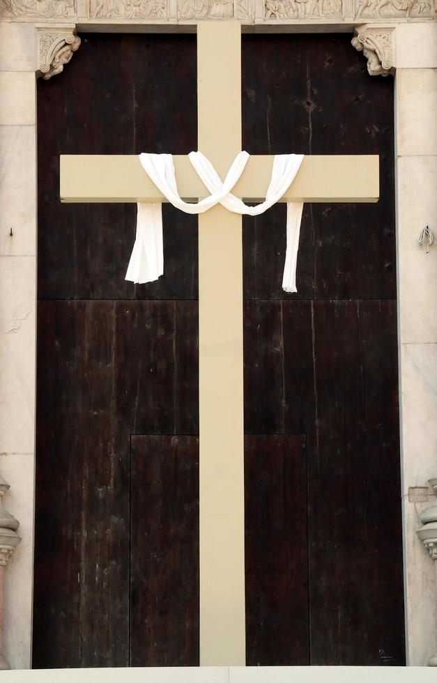 cruz de jesucristo para la celebración del viernes de la santa pasión. bolonia, italia foto