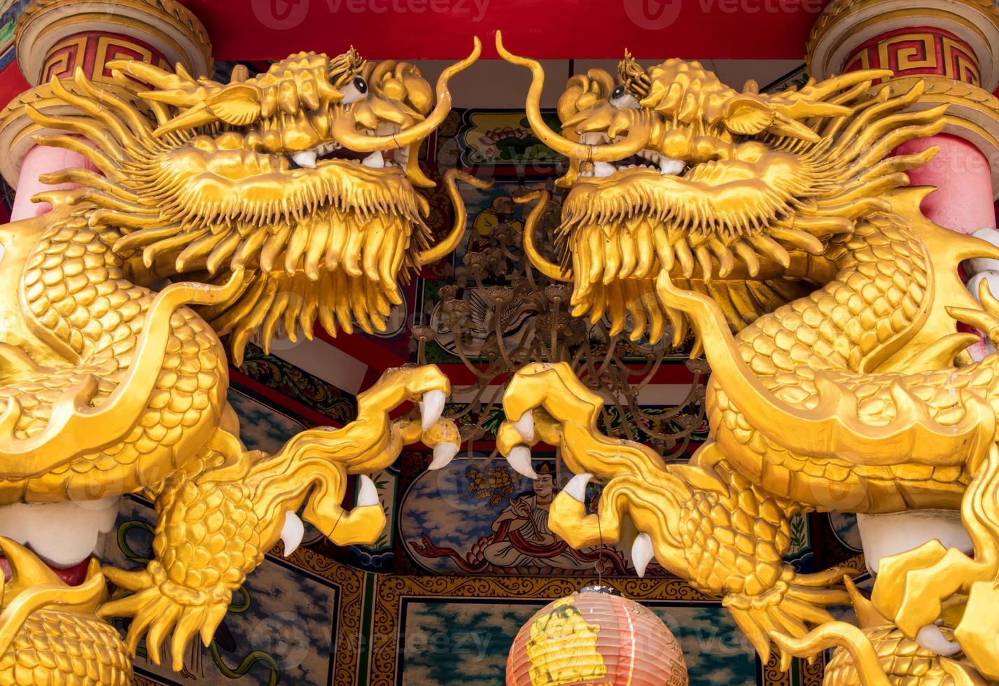 estatuas de dragones dorados en lugares religiosos chinos foto