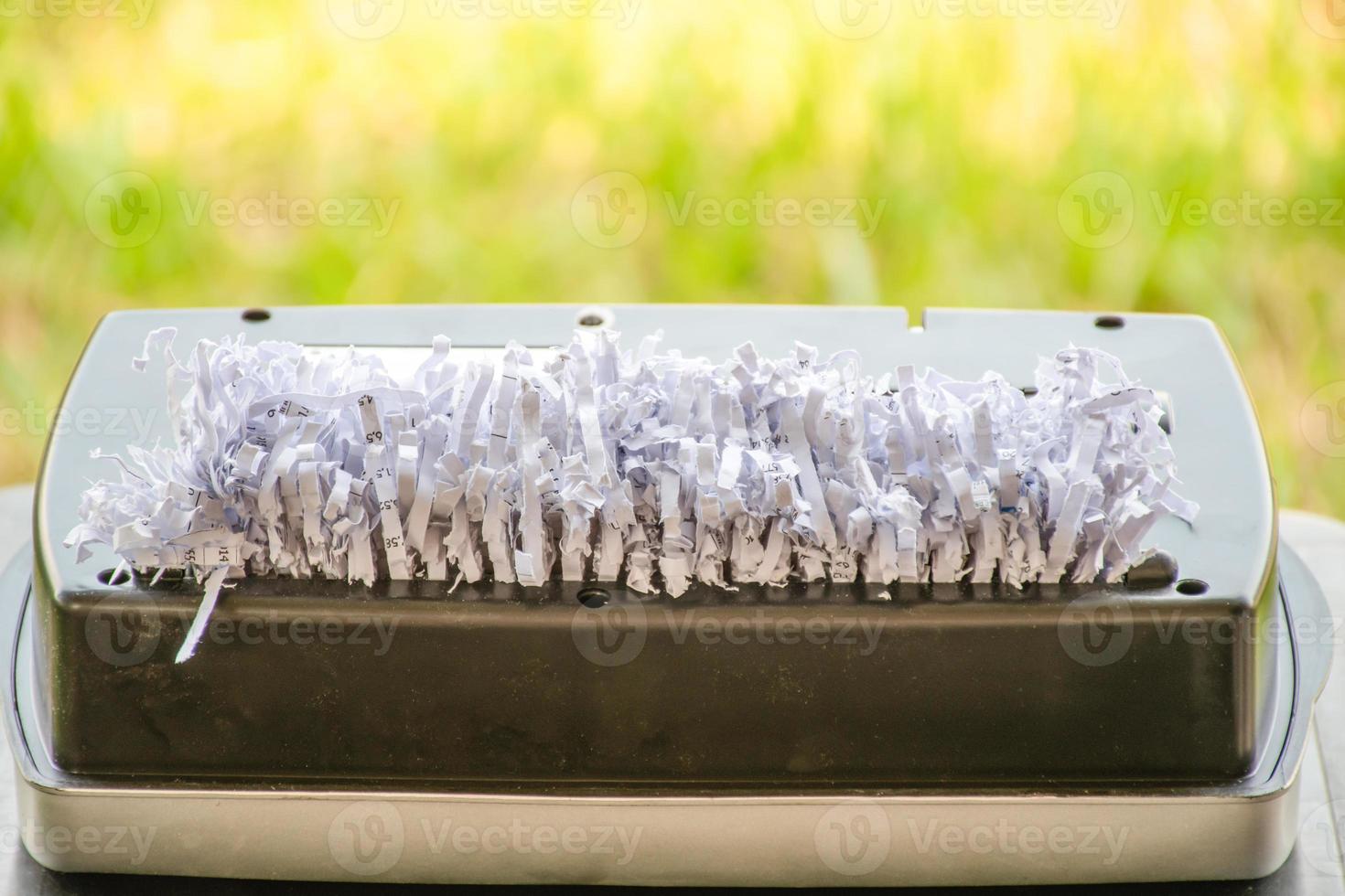 Maintenance of the paper shredder because it is used continuously for a long time, causing the motor to overheat, and the paper remains. photo