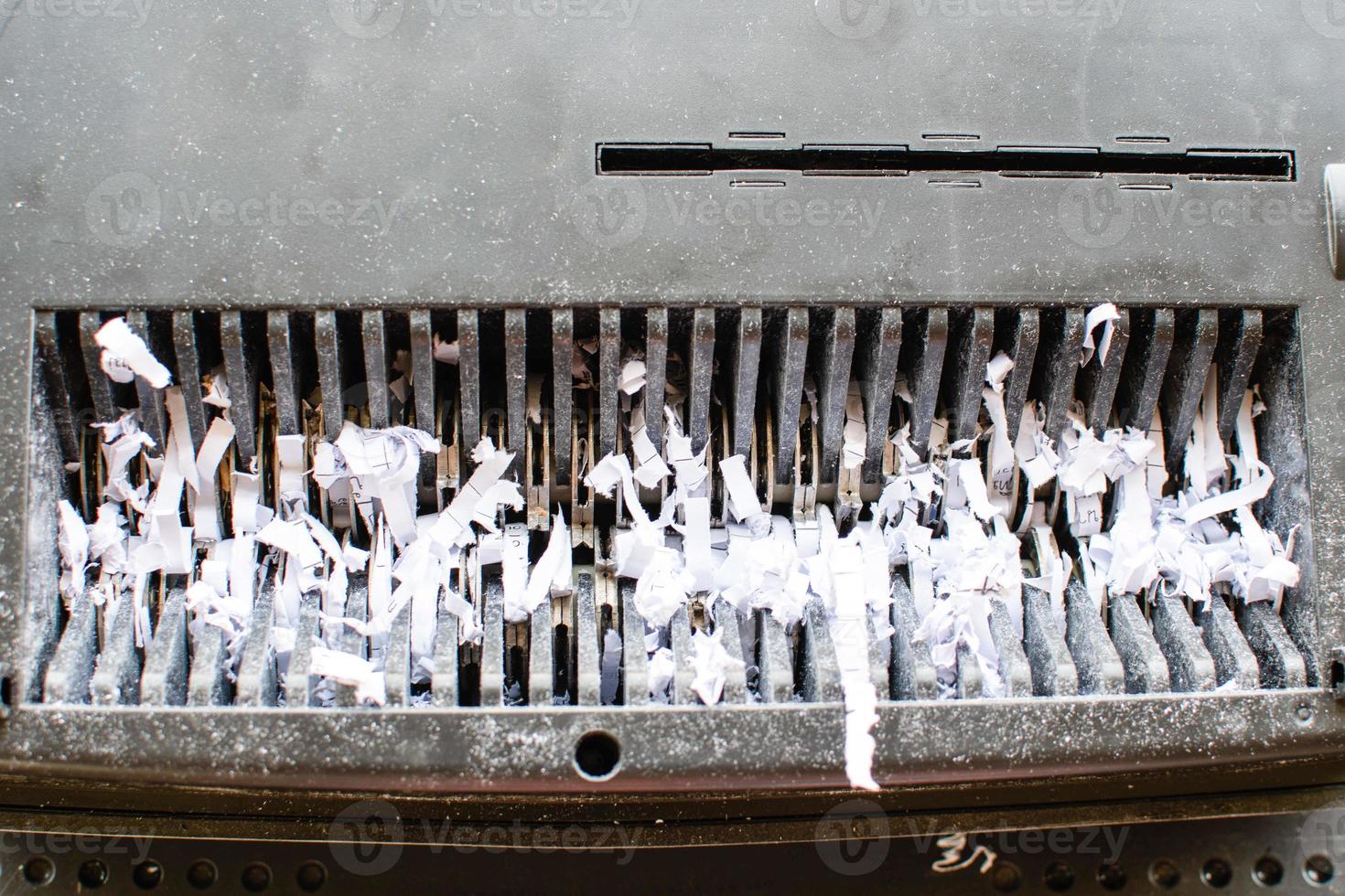 Maintenance of the paper shredder because it is used continuously for a long time, causing the motor to overheat, and the paper remains. photo