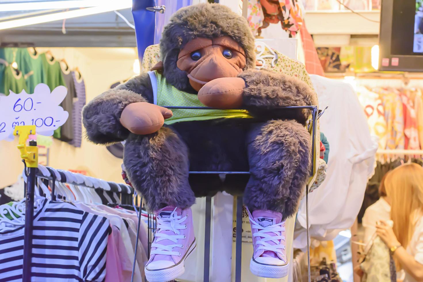 mono de peluche sentado frente a la tienda foto