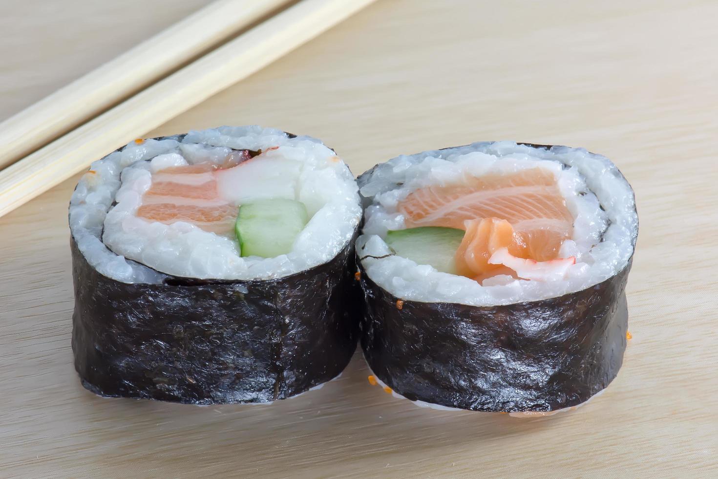 sushi en la mesa de madera foto