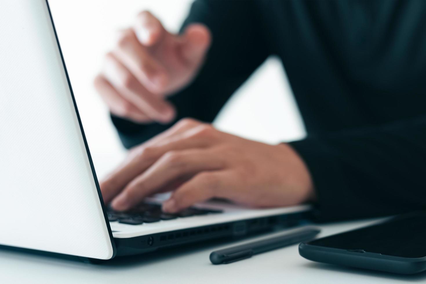 hombres de negocios que trabajan en sus escritorios con cuadernos tomando notas aceptando pedidos de clientes en línea, negocios en línea y comercio electrónico, tiendas en línea que venden productos. foto