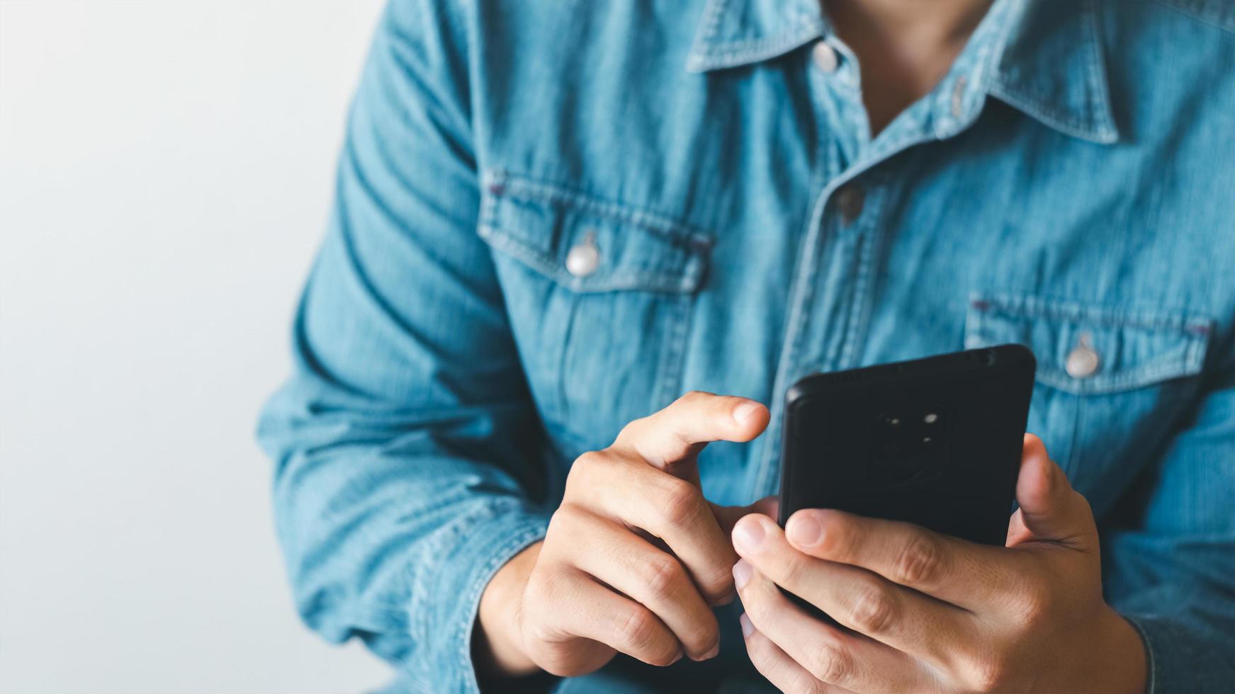 los hombres de negocios usan teléfonos inteligentes para hacer negocios y buscan información de ventas en línea, el concepto de hacer negocios en línea. foto