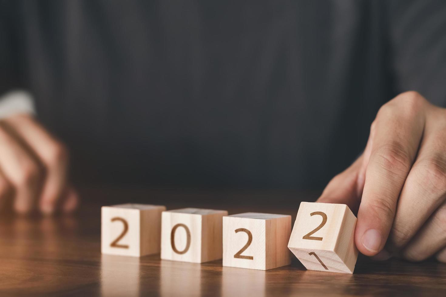 el joven hizo un bloque de cubo volteador para 2021 a 2022. concepto feliz navidad y feliz año nuevo. foto