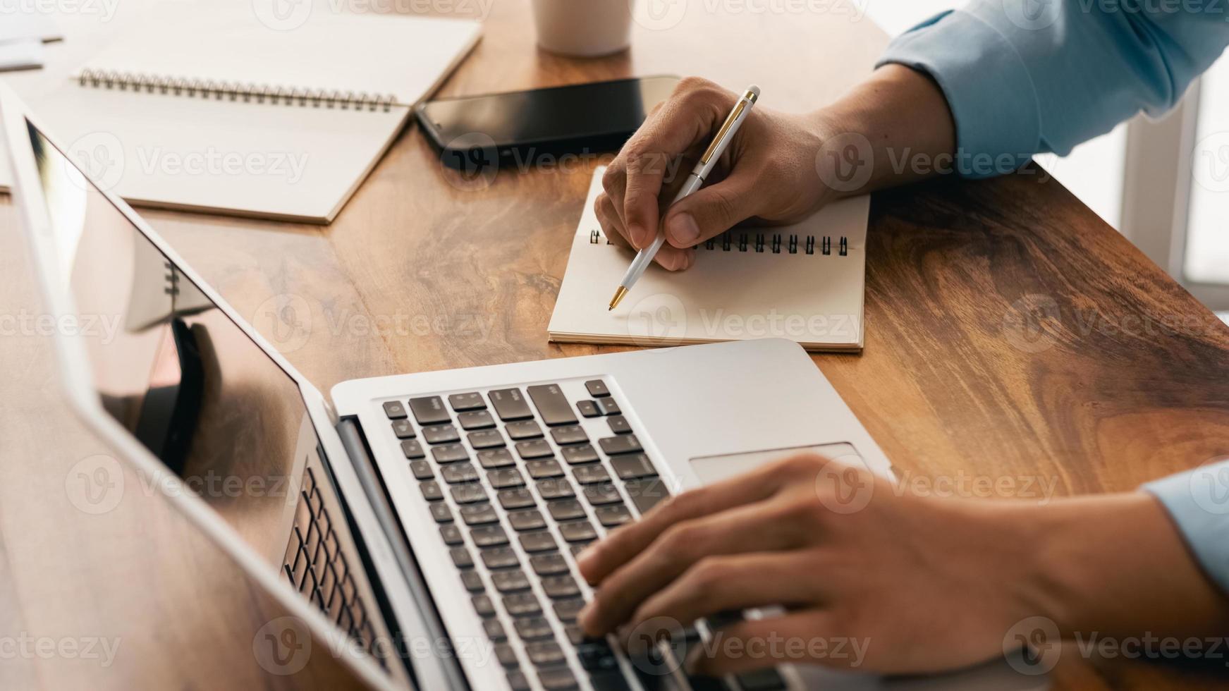 los estudiantes aprenden clases en línea usando una computadora portátil y escribiendo cuadernos en el lugar de trabajo, trabajo en línea, aprendizaje electrónico, conceptos. foto