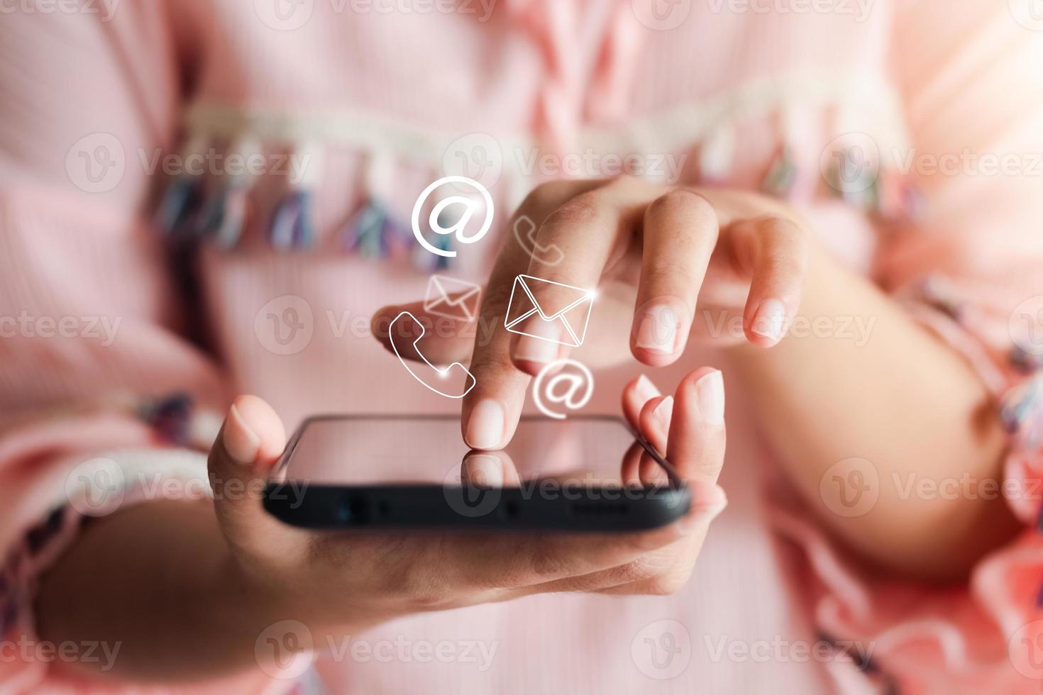 mano de la mano de la empresaria tocando en la pantalla del teléfono móvil. contáctenos, concepto de atención al cliente, centro de ayuda. foto