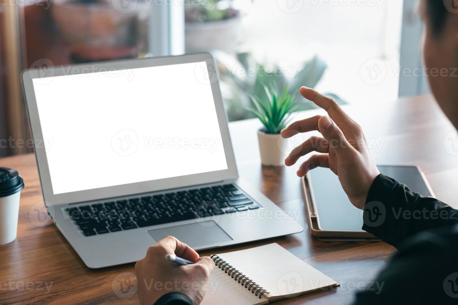 espacio de copia de maqueta concepto de computadora portátil portátil, la mano de un hombre usando una computadora portátil en sitios web de Internet en la oficina, teclados en la computadora portátil con pantalla de copia balnk para su contenido publicitario. foto