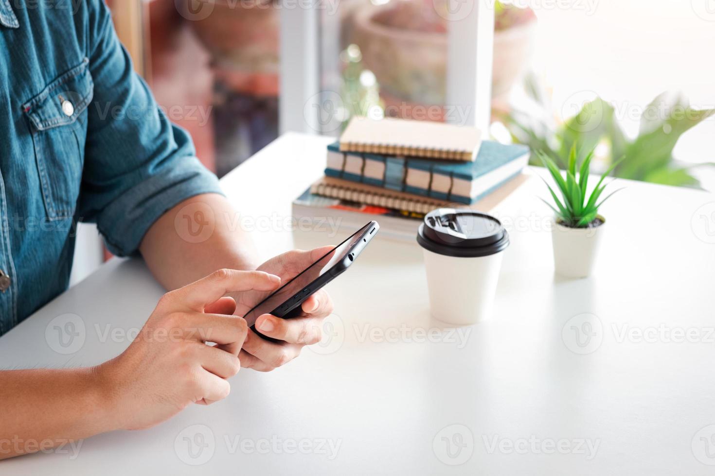 los hombres de negocios usan teléfonos inteligentes para hacer negocios y buscan información de ventas en línea, el concepto de hacer negocios en línea. foto