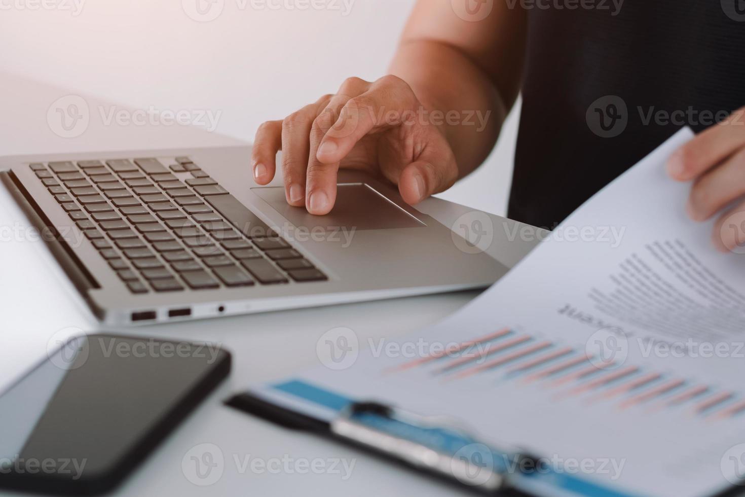 el empresario está comprobando y auditando el rendimiento empresarial. analizando los ingresos y auditando el concepto presupuestario. foto