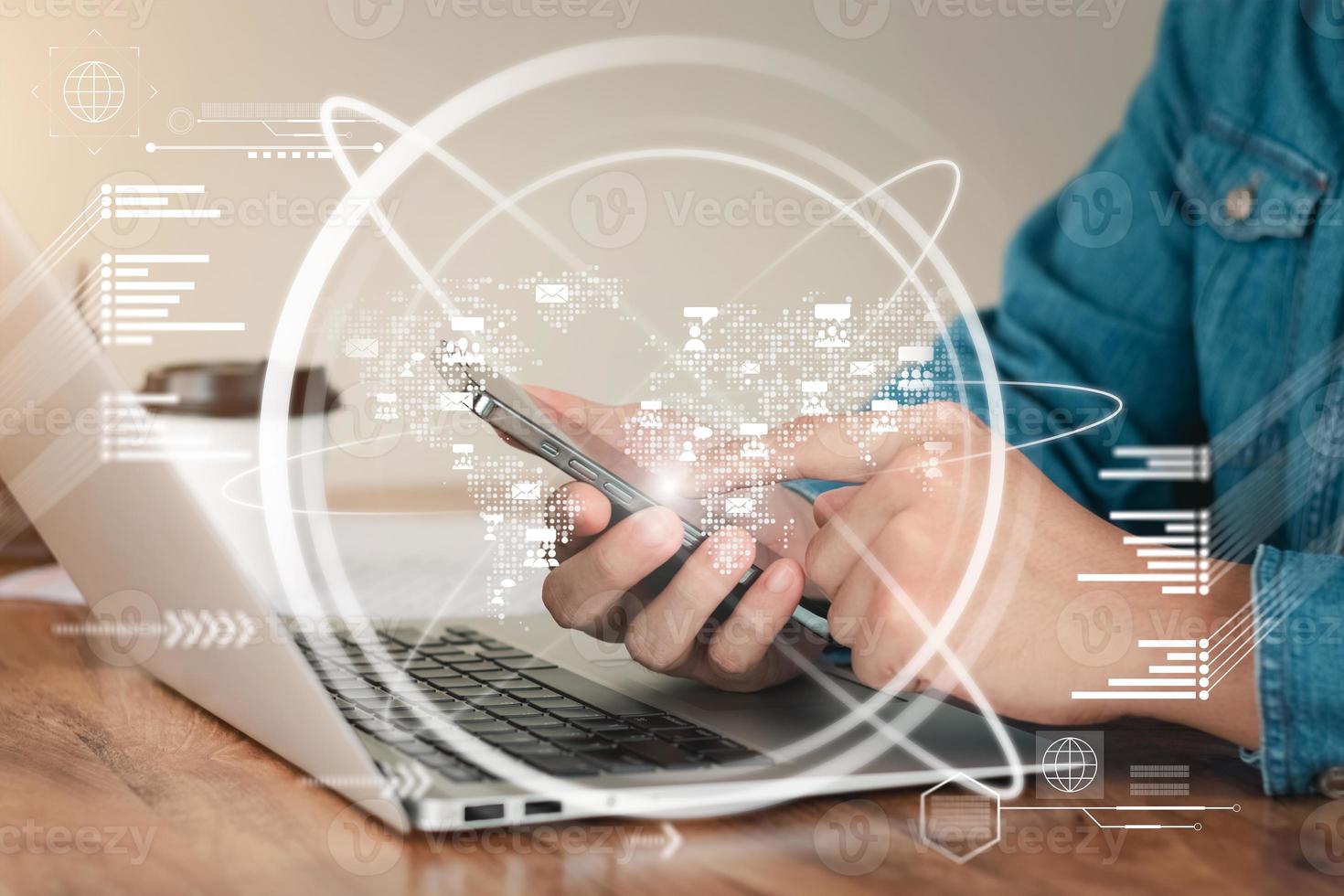 la mano de un joven con una laptop. un hombre que trabaja de forma remota en casa, ideas sobre la red o la gestión remota de una red de negocios global. foto