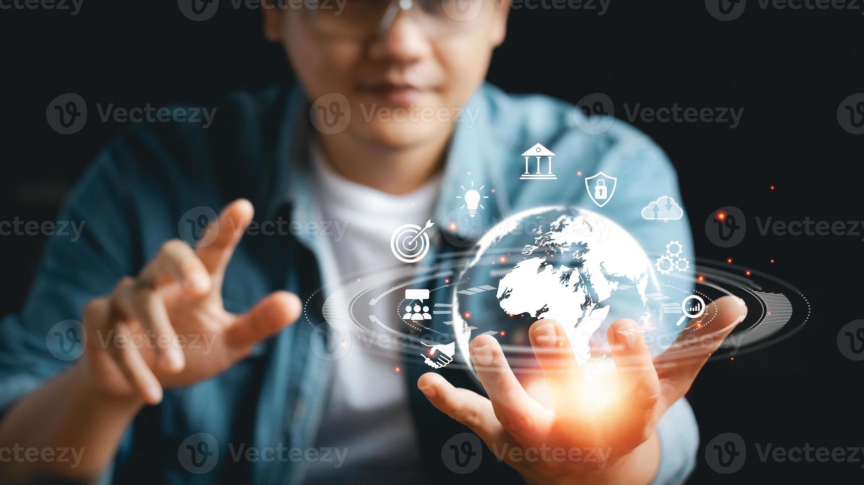 Mano de hombre de negocios con metaverso de conexión a Internet global virtual y comunicación de iconos de tecnología, vida conectada ilimitada, plataforma inteligente innovadora. foto