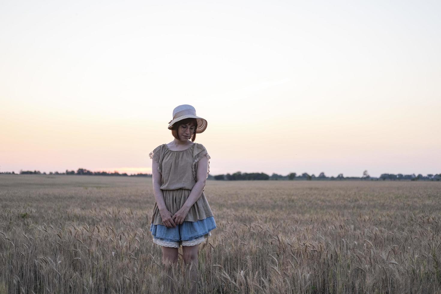 mujer joven relajándose en los campos foto