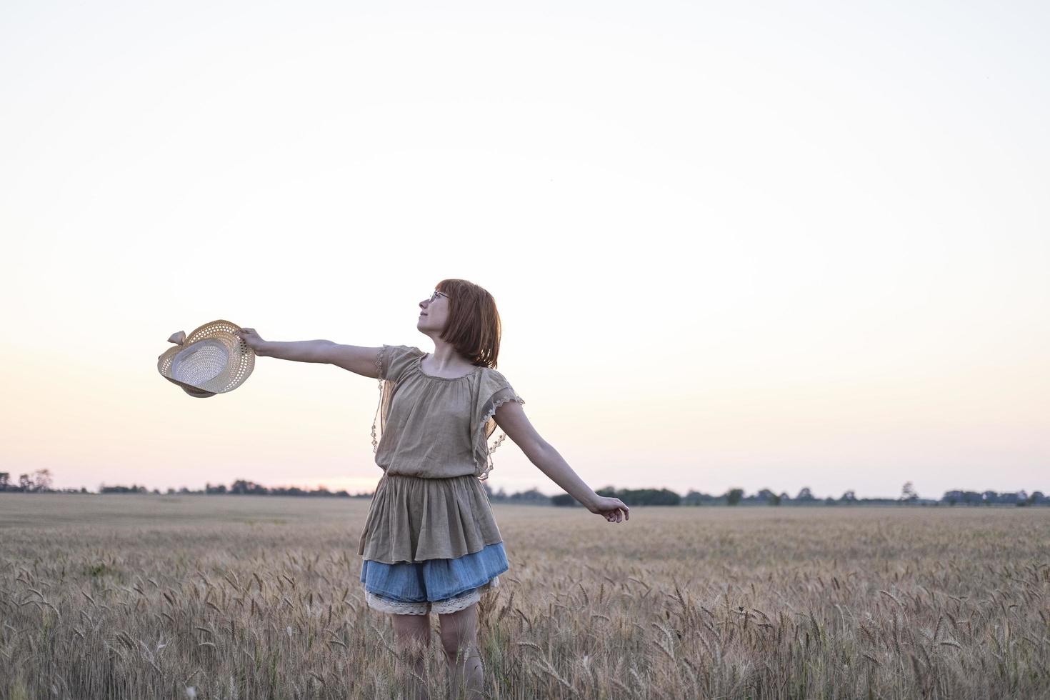 mujer joven relajándose en los campos foto