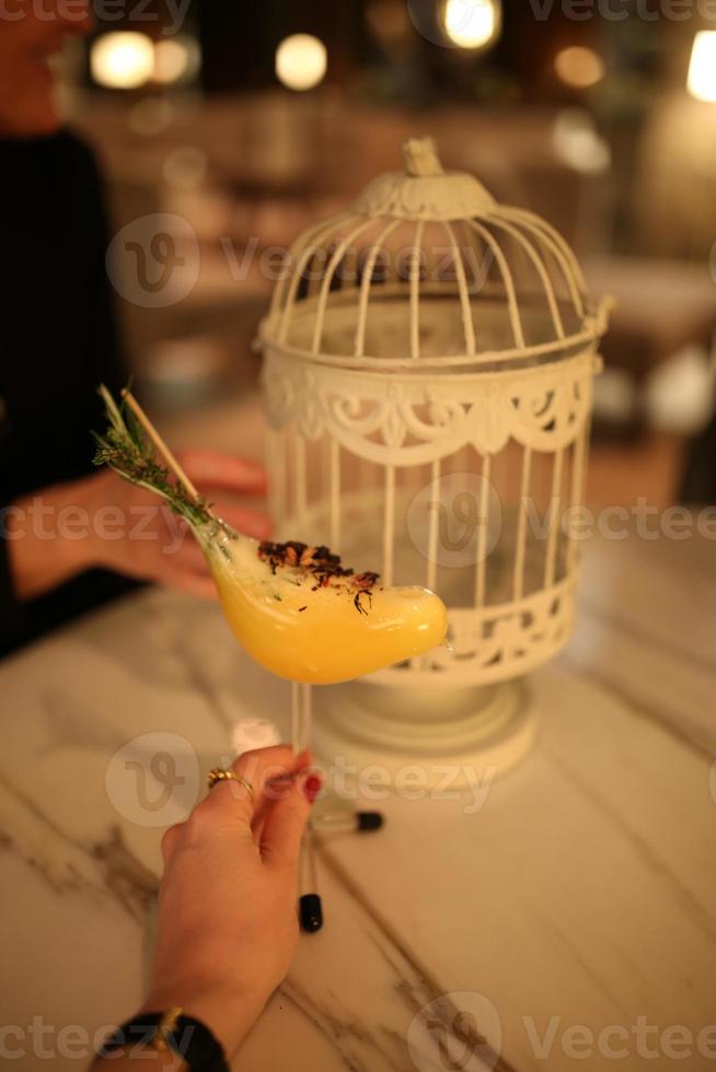 jaula de pájaros de cóctel amarillo foto