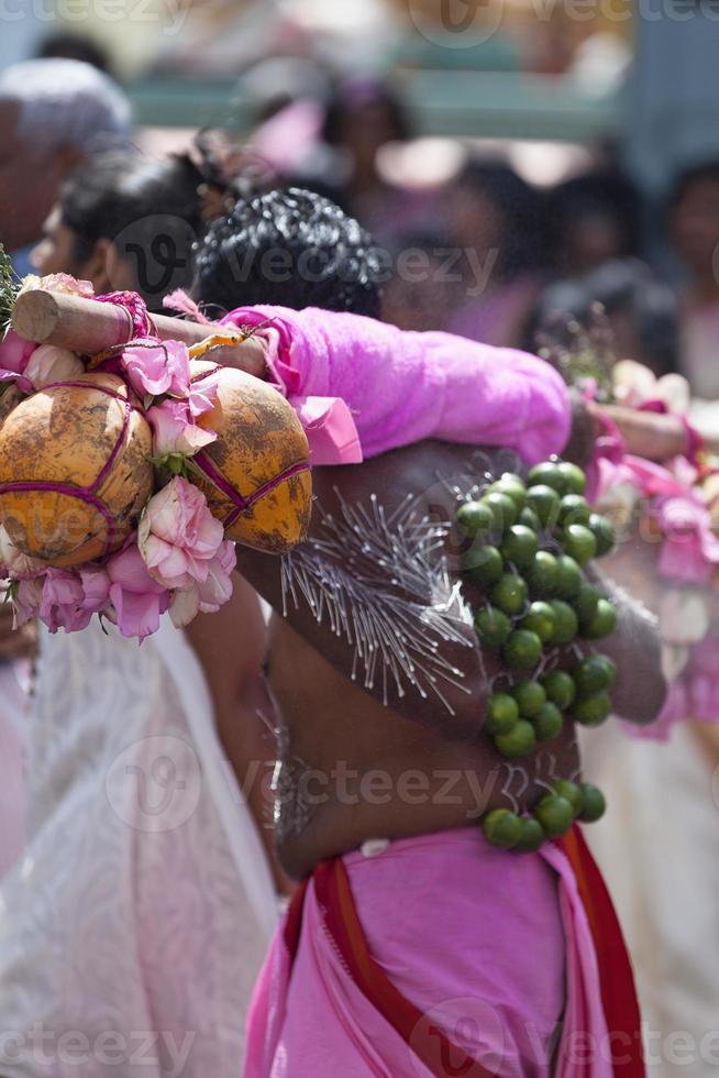 devoto tamil durante una procesión religiosa foto