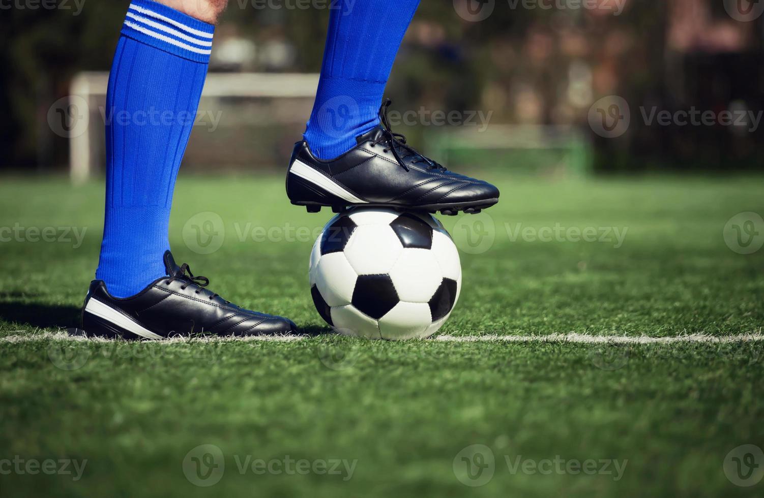 balón de fútbol en el patio verde. concepto de fútbol foto