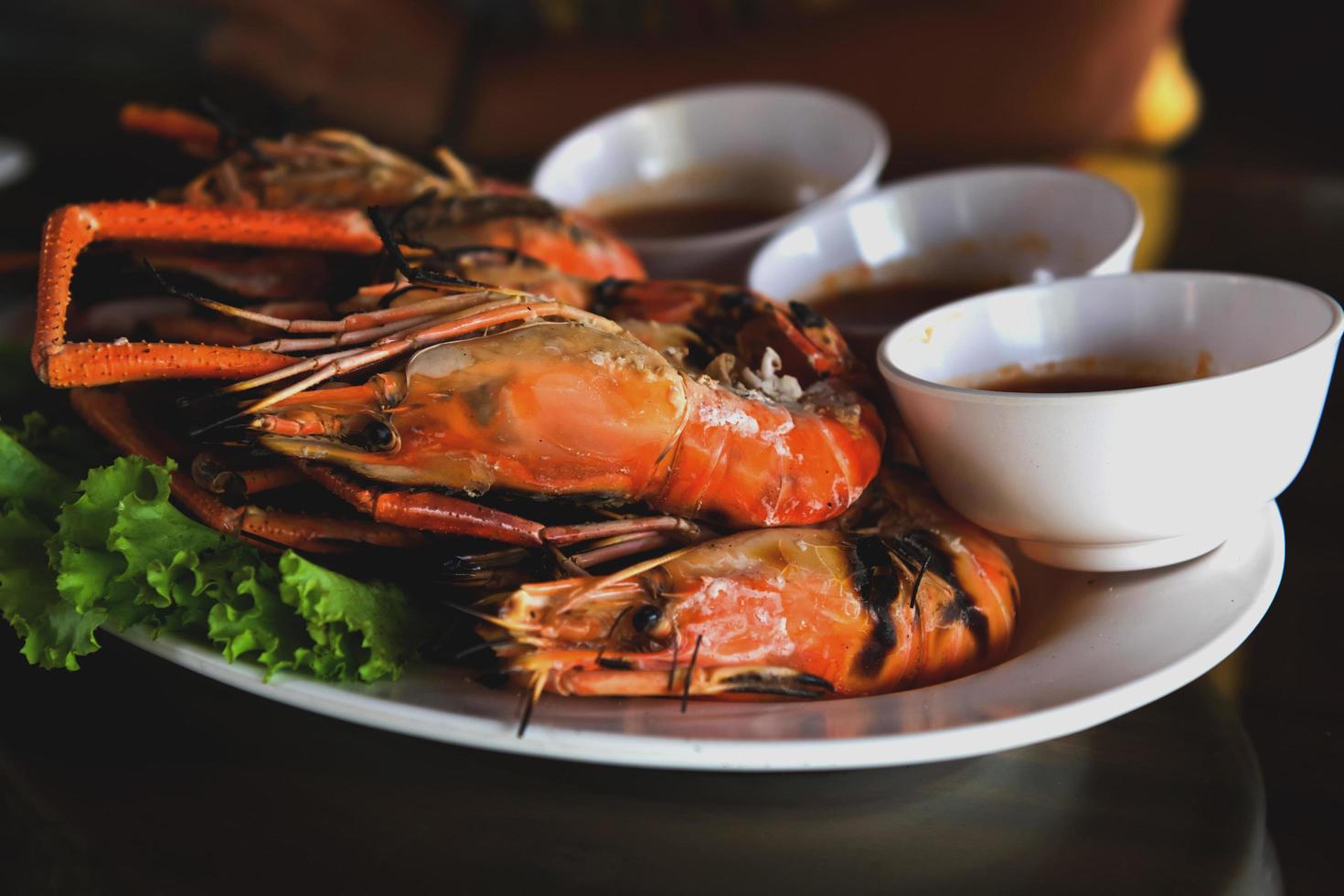 marisco de camarones quemados en plato foto