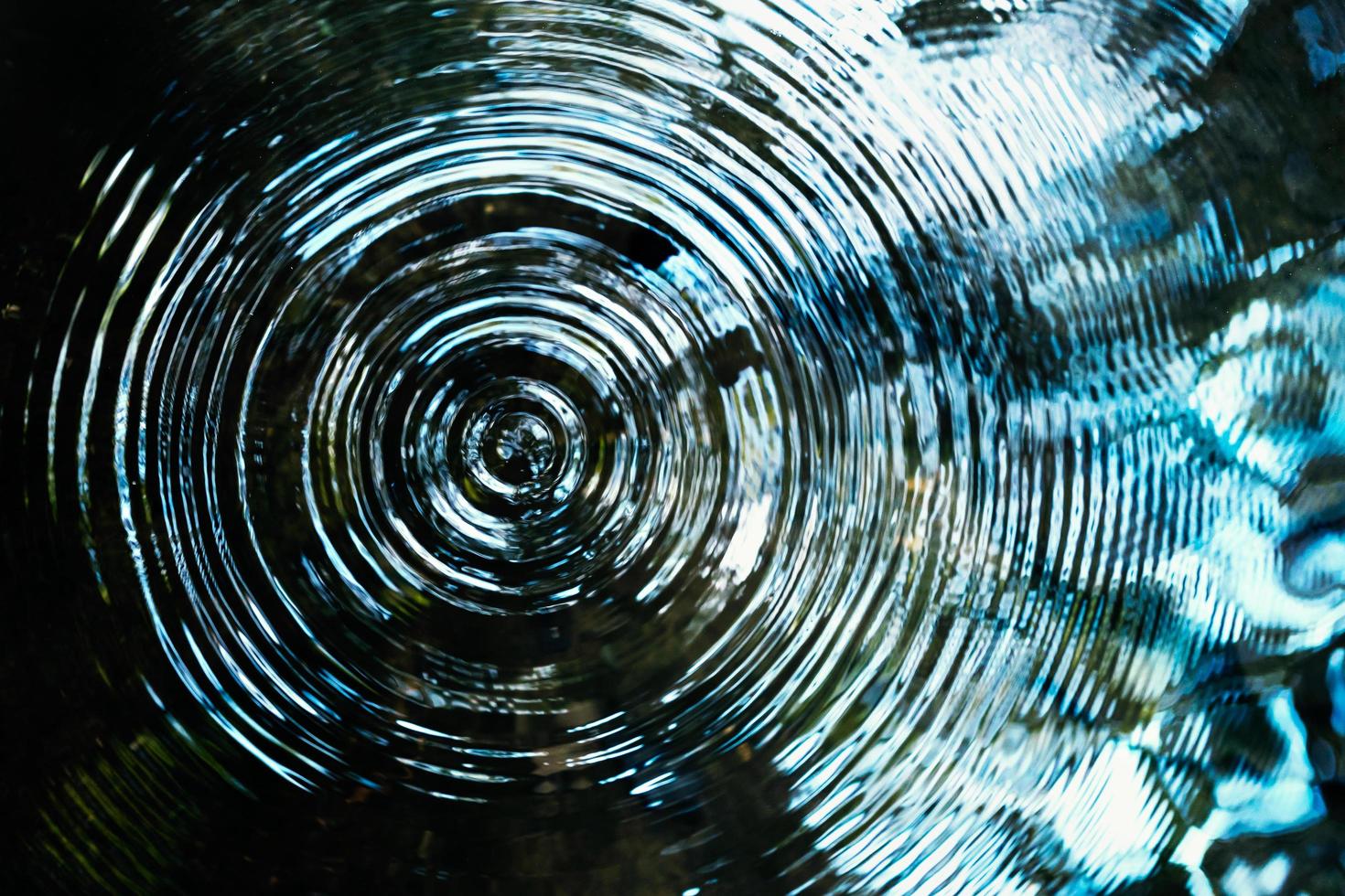 Reflexiones del círculo del anillo de agua de la vista superior en el estanque foto