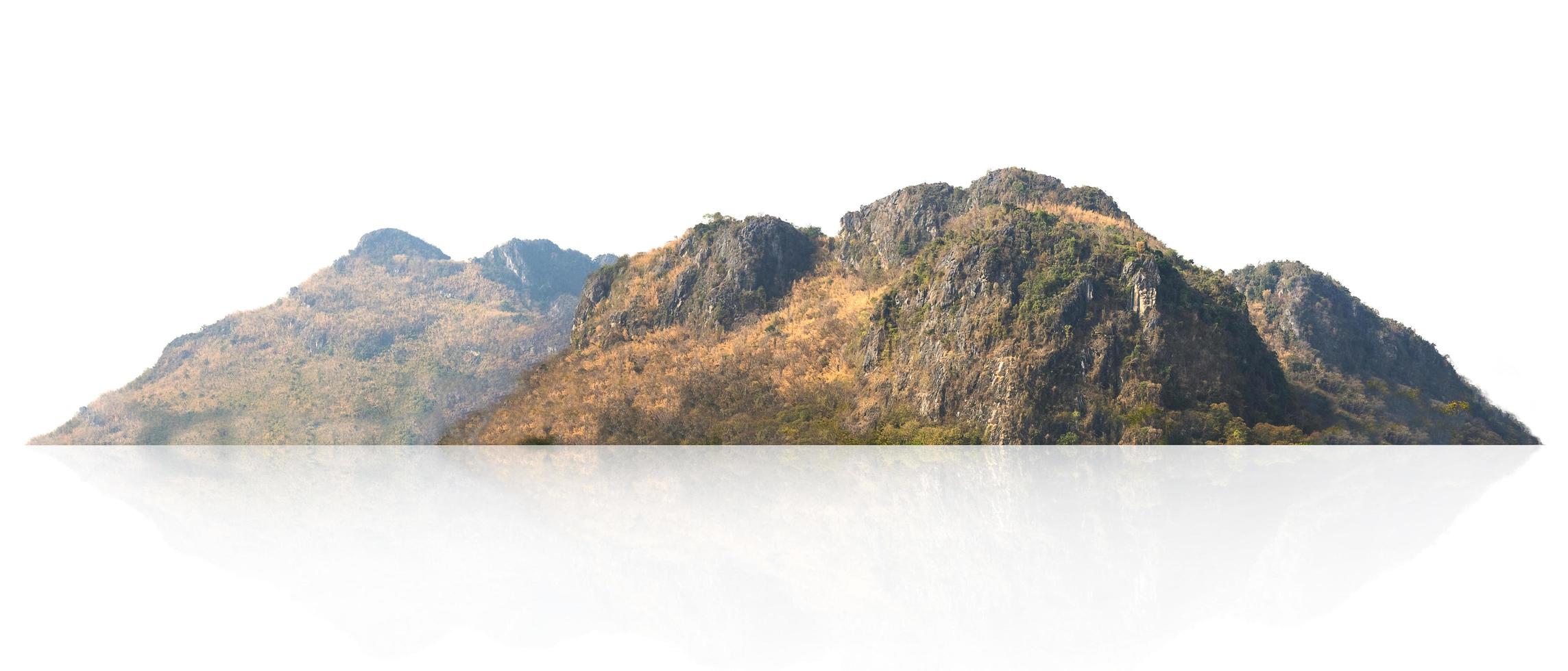 colina de montaña rocosa con bosque verde aislado sobre fondo blanco foto